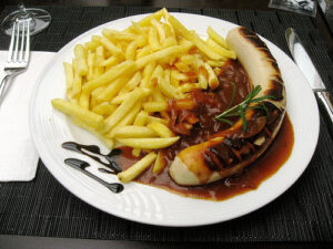 © drrt Currywurst mit Pommes