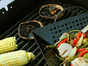 © woodleywonderworks Gemüse und Fisch auf dem Grill