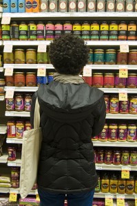 © savageblackout Frau vor Supermarktregal
