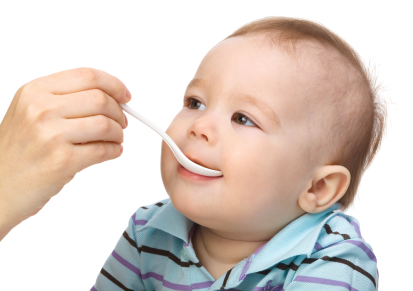 Baby wird gefüttert.