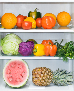 Kühlschrank mit Obst und Gemüse