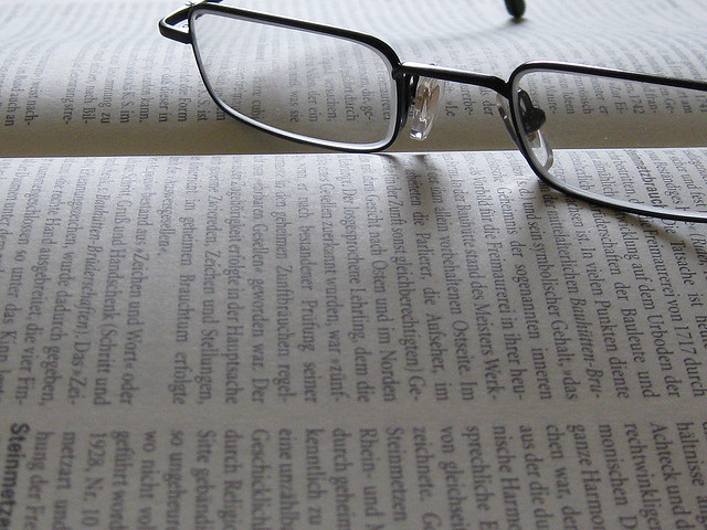 friek_magazine Buch mit Lesebrille