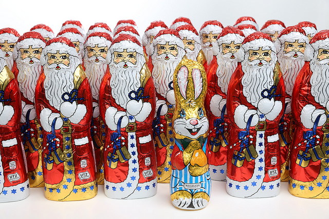 Weihnachtsmänner und ein Osterhase aus Schokolade