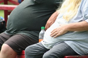 © Tobyotter Zwei fettleibige Menschen, sitzend